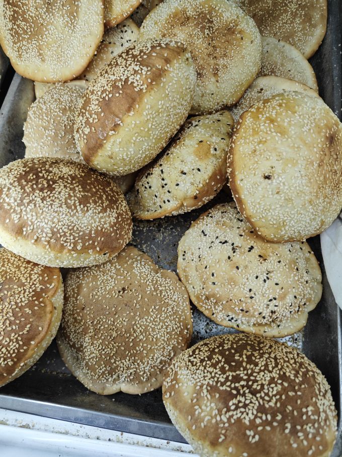 前几天去河北出差,遛弯看见这种空心烧饼,烧饼的皮很薄,外面粘满芝麻