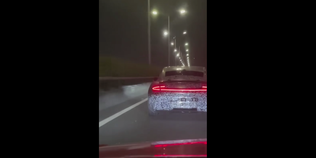 小米汽车 SU7 路测视频曝光:尾翼呈升起状态,中段提速有点猛