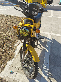 本田这个黄颜色的小摩托也太帅了吧！
