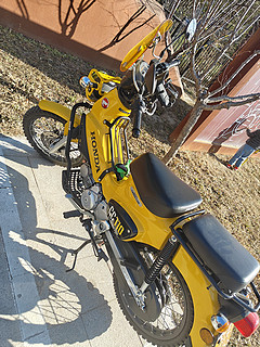 本田这个黄颜色的小摩托也太帅了吧！