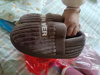温暖舒适的棉拖鞋，尺码合适，防滑耐磨