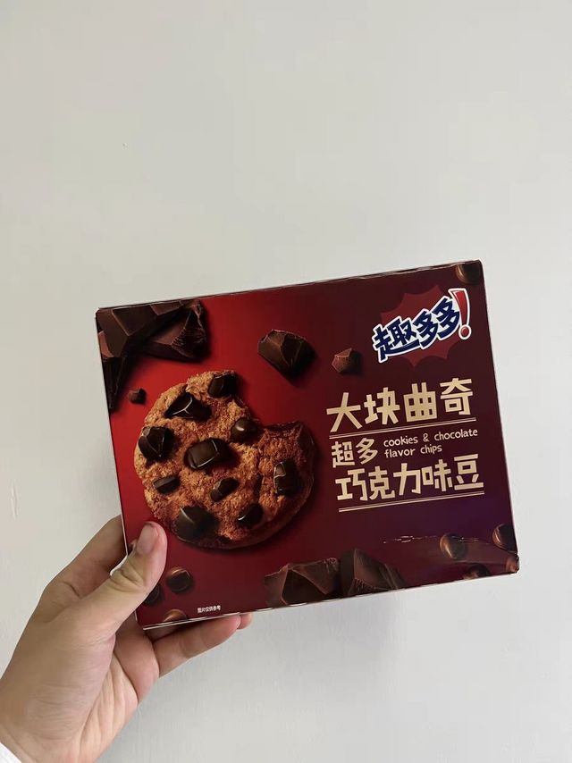 趣多多是一款受欢迎的曲奇饼干品牌，其中大块脏脏黑巧克力味曲奇饼干是该品牌的一种曲奇饼干款式。