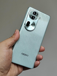 OPPO Reno11荧石青上手，2000元档的拍照利器！