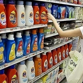 为什么大家都不买超市里的“洗衣液”？超市员工：大家都变机智了