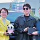 比亚迪集团总裁王传福为首批车主交车，豹5全国交付正式开启
