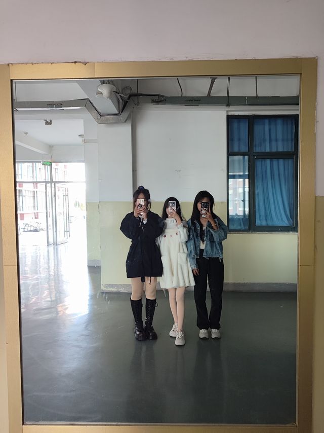 家人们谁懂啊，室友穿的像我小妈