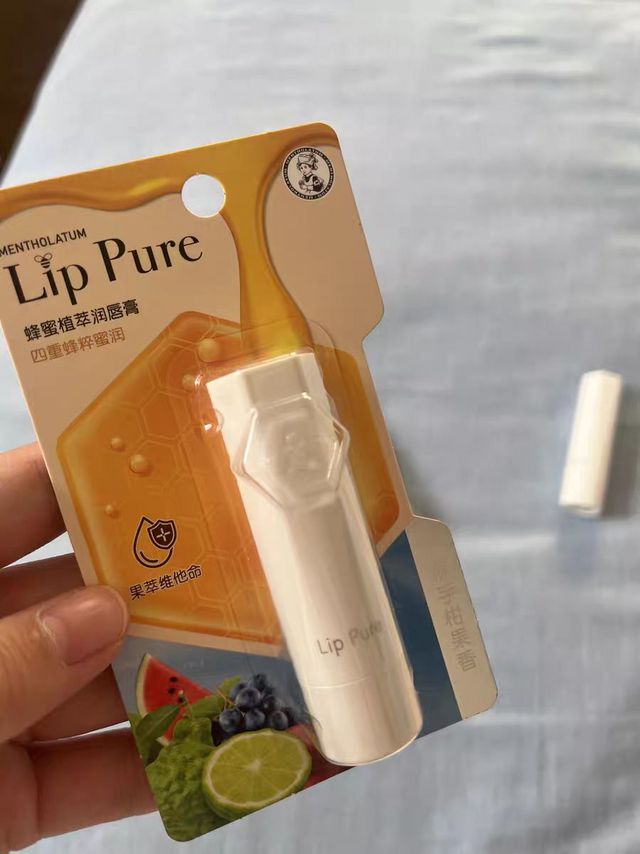 这款蜂蜜植萃小蜜油润唇膏，是每个女生都需要的宝贝！