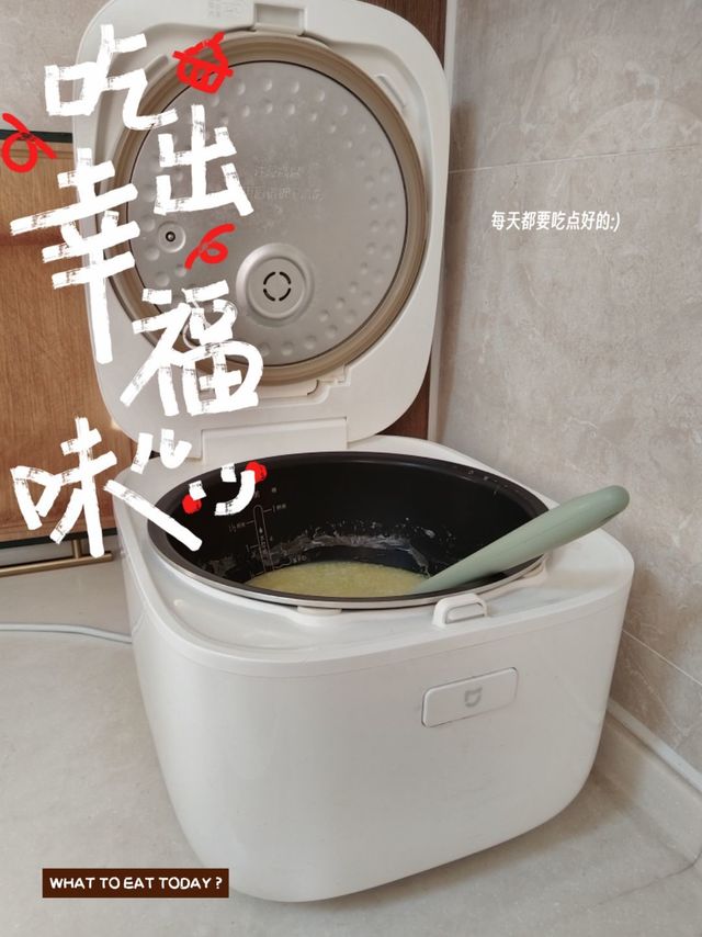 冬日的早上喝一碗小米电饭煲煮的二米百合粥,整个身体都暖暖的~