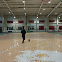 喜欢打篮球就算体育馆没人自己也要去玩