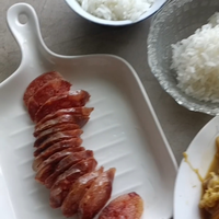 我的晚餐，腊肠配酸白菜炒肉皮和米饭，太开胃了