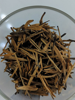 滇红金针：一款令人着迷的红茶，让你沉浸在醇厚的香气和柔和的口感中！