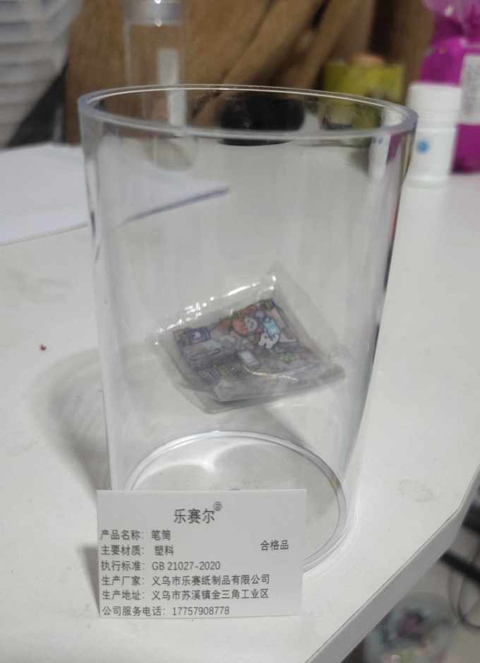 呆头大哥笔筒