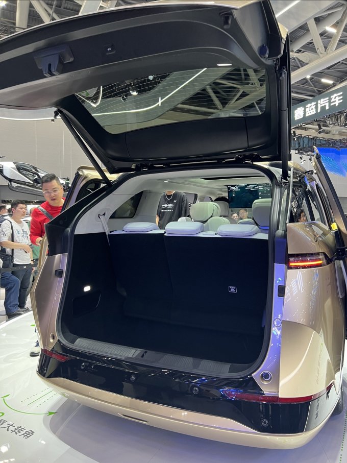 小鹏汽车中大型SUV