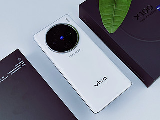 vivo X100 白月光图赏，全新的月环云阶搭配洁白的后壳设计，真的好看！