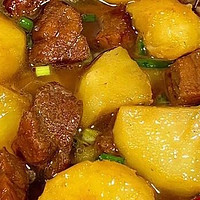「土豆炖牛肉」:营养丰富，口感鲜美，最适合冬季食用
