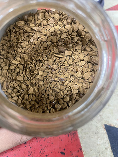 这个速溶咖啡，看上去有点像晒干的泥块碎碎