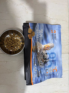 Toptrees狗粮一款专为中小型犬只开发的低温烘焙犬粮，包括泰迪、比熊等犬种。