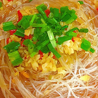 「蒜蓉粉丝」是一道家常菜，简单易做又美味，是家庭聚餐的必备菜肴！