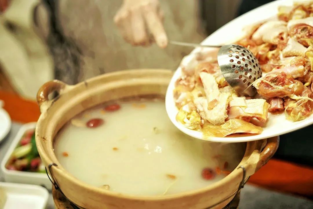 用漏勺将食材送入锅中烫熟，品尝食材的原味  ©图虫创意