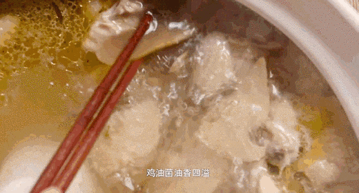 蘸水也是菌菇火锅极富云南地域特色的调料 ©《沸腾吧火锅》