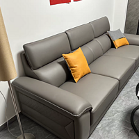 这款沙发的外观设计简洁而时尚，完全符合现代简约的装修风格。它的主体部分采用了头层牛皮制作