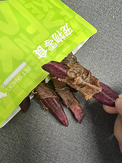 狗狗零食鸡鸭肉干绕紫薯是一种适合中小型犬的磨牙棒，可以洁齿和磨牙，同时也可以作为训练奖励。