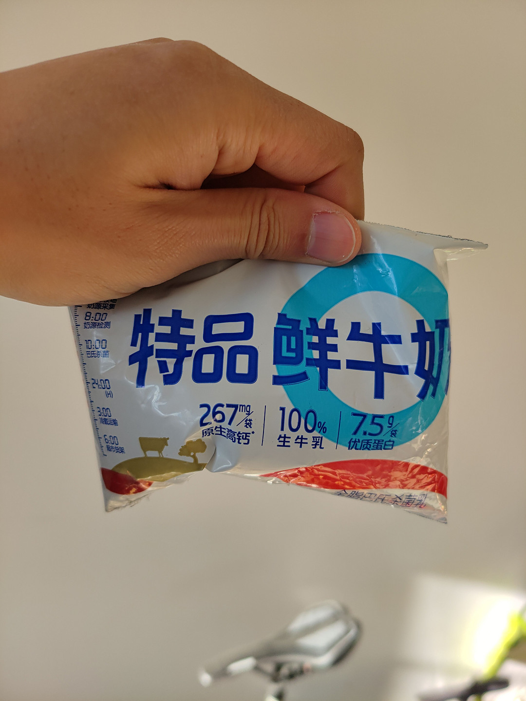 三元特品鲜牛奶瓶装图片