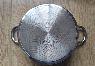 大容量不锈钢汤锅，家庭必备。