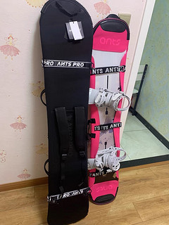 ANTS安特斯单板饺子皮滑雪包是一款专为单板滑雪爱好者设计的保护套