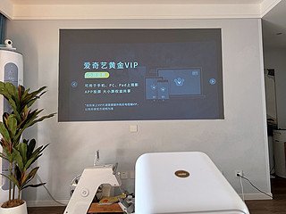 为投影仪安装奇艺电视果5SP超级投屏器，海量资源任你选，安装简单、便携实用