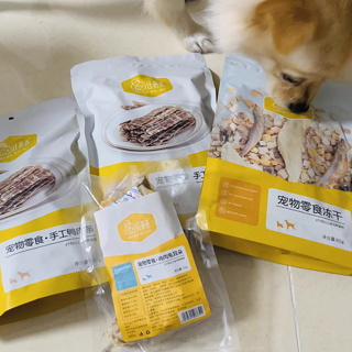 汪爸爸的肉一包狗狗零食湿粮包是一款专为泰迪、金毛等幼犬设计的宠物罐头拌饭主粮伴侣。
