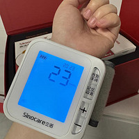 三诺血糖血压尿酸测量仪是一款家用检测仪器，可以同时测量血糖、血压和尿酸等指标。