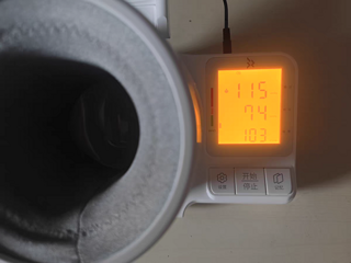 3Z臂筒式电子血压计是一款高精准度的家用血压测量仪。