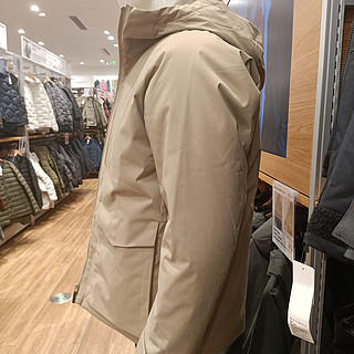 优衣库智暖衣 高性能复合连帽外套 让你在冬季保持温暖