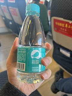 高铁上真的有2块一瓶的矿泉水