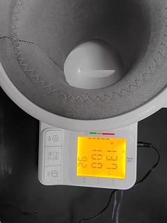 3Z臂筒式电子血压计是一款家用测量仪，具有高精准度和方便使用的特点。