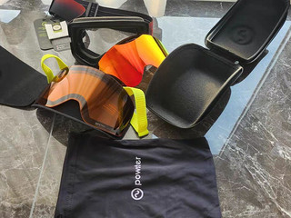 Powster蔡司磁吸防雾滑雪镜是一款专为滑雪运动设计的护目眼镜