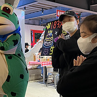 在夜宵店过生日，又是歌舞又是礼物，太客气了