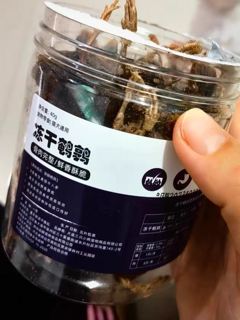 三只小熊的宠物零食中，有些产品是有助于增肥发腮的冻干鹌鹑