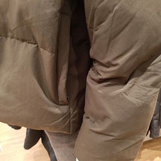 轻盈保暖，优衣库合作款男女式夹层蓬松外套引领潮流！