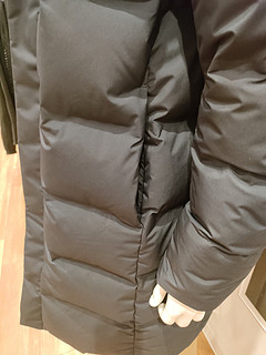 双拉链设计，让优衣库男装无缝羽绒大衣更加实用、舒适，成为冬季出行必备！