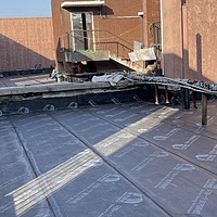 正确做法：倒置式屋面防水不用安装排气管。