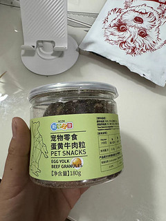 狗狗零食是训狗和奖励小狗的一种非常有效的方式。