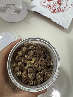 狗狗零食是训狗和奖励小狗的一种非常有效的方式。