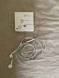  苹果 Lightning 接口 EarPods，聆听音乐的绝佳选择！