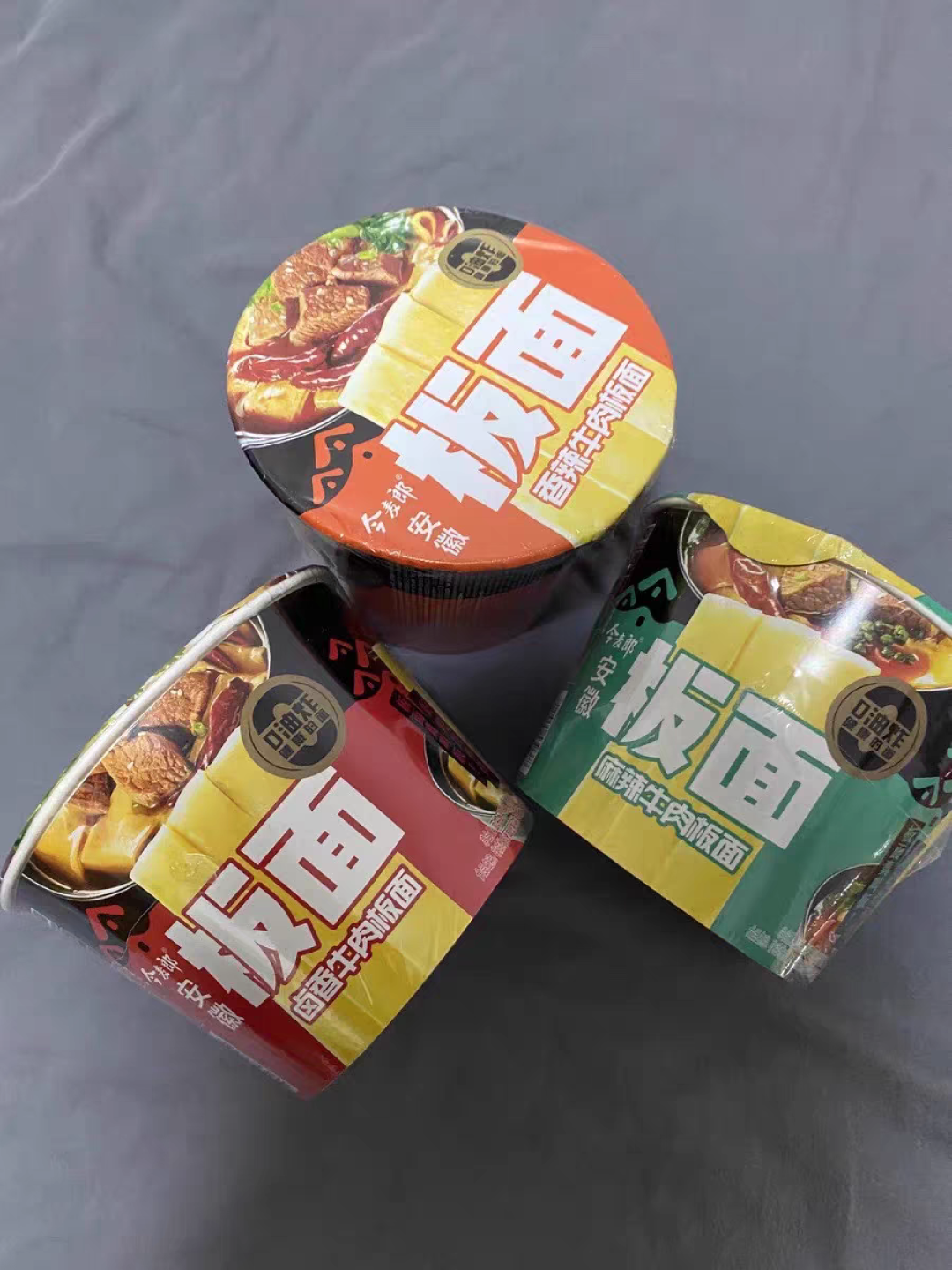 今麦郎的这款安徽牛肉板面,采用非油炸工艺,更加健康.