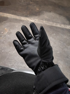 冬季来临，寒风凛冽，一双温暖的手套是必不可少的！