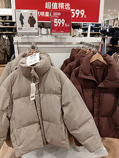 在优衣库看上一件外套，价格让我望而却步