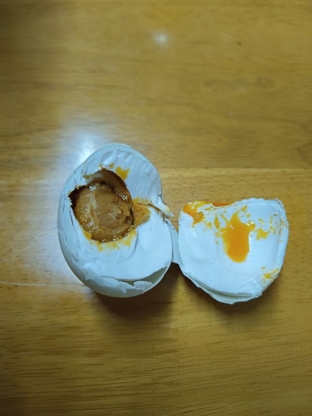 「吃咸鸭蛋的好处多多，快来品尝这款美味的爆款咸鸭蛋!」