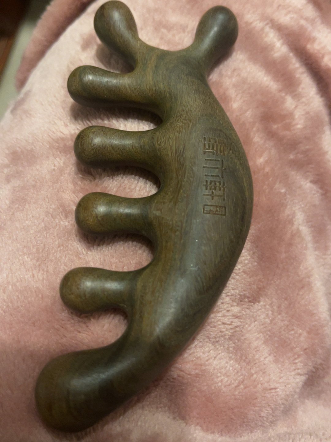  p>突然就刮起一阵养生按摩的风潮,五爪按摩梳子,香香的绿檀质地.